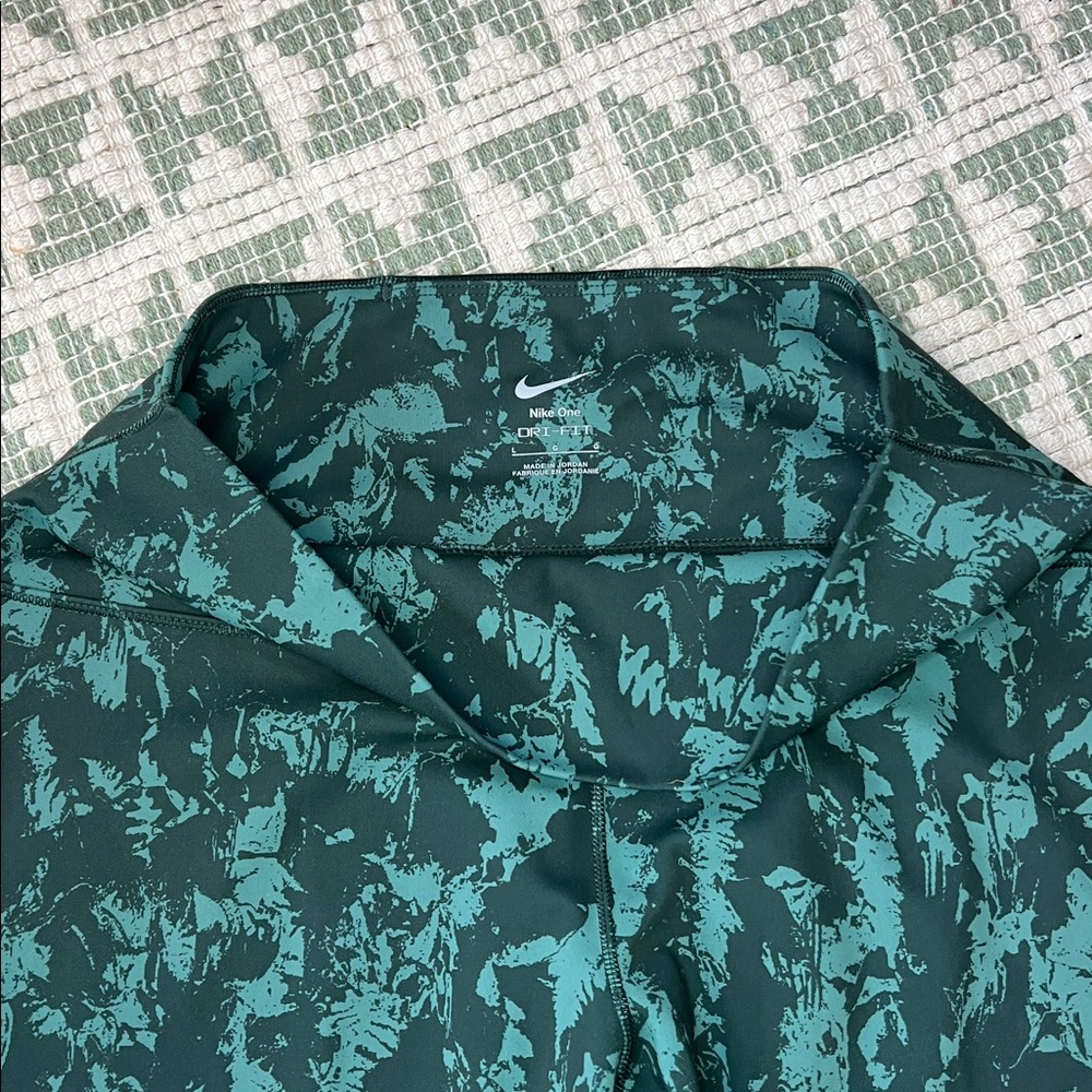 Nike Women's One High Waisted 7/8 Print Leggings in Vintage Green - Size L - Picture 3 of 7